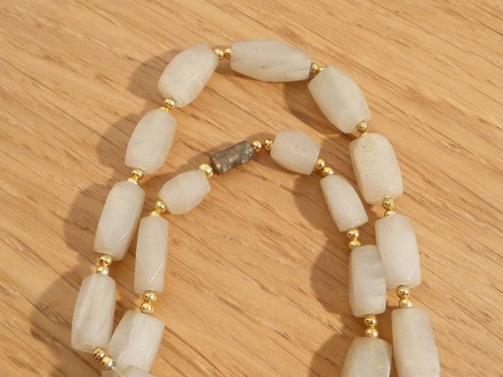 Collier en Pierre Beige et Petites Perles Dor&eacute;es- Neuf Bijoux et montres