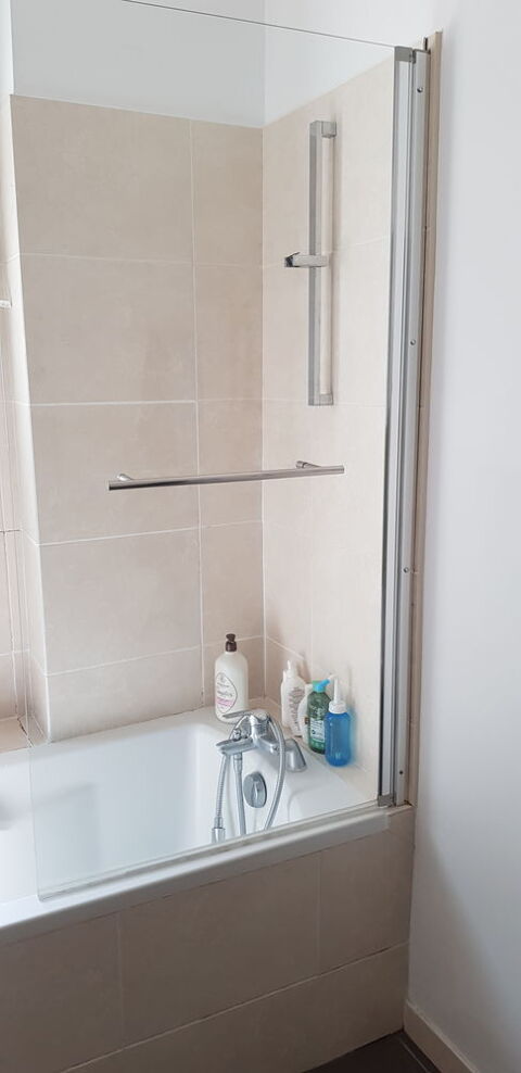 Pare-baignoire avec porte battante et porte serviettes Carqueiranne (83)
