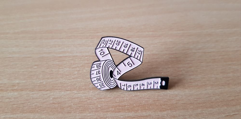 badge broche pins pin's
en m&eacute;tal &eacute;maill&eacute;
m&egrave;tre de couturi&egrave;re 