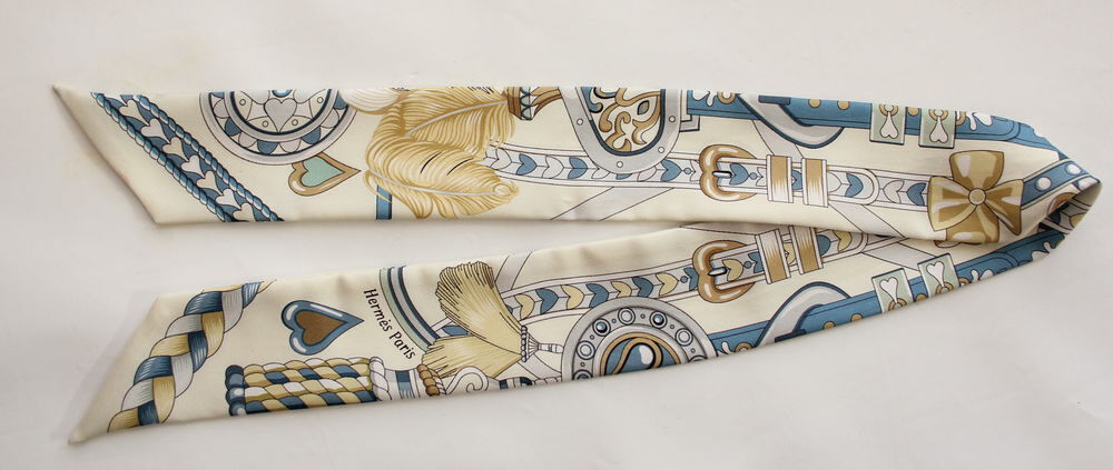 HERMES Twilly Harnais de c?ur
cr&egrave;me, bleu jeans, vert amande Vêtements