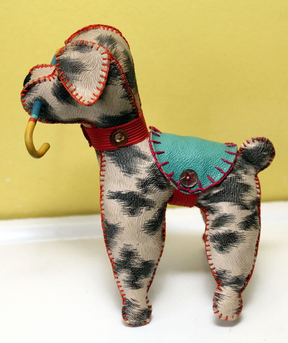 Chien en skai cousu poup&eacute;e Skine 1950-60 