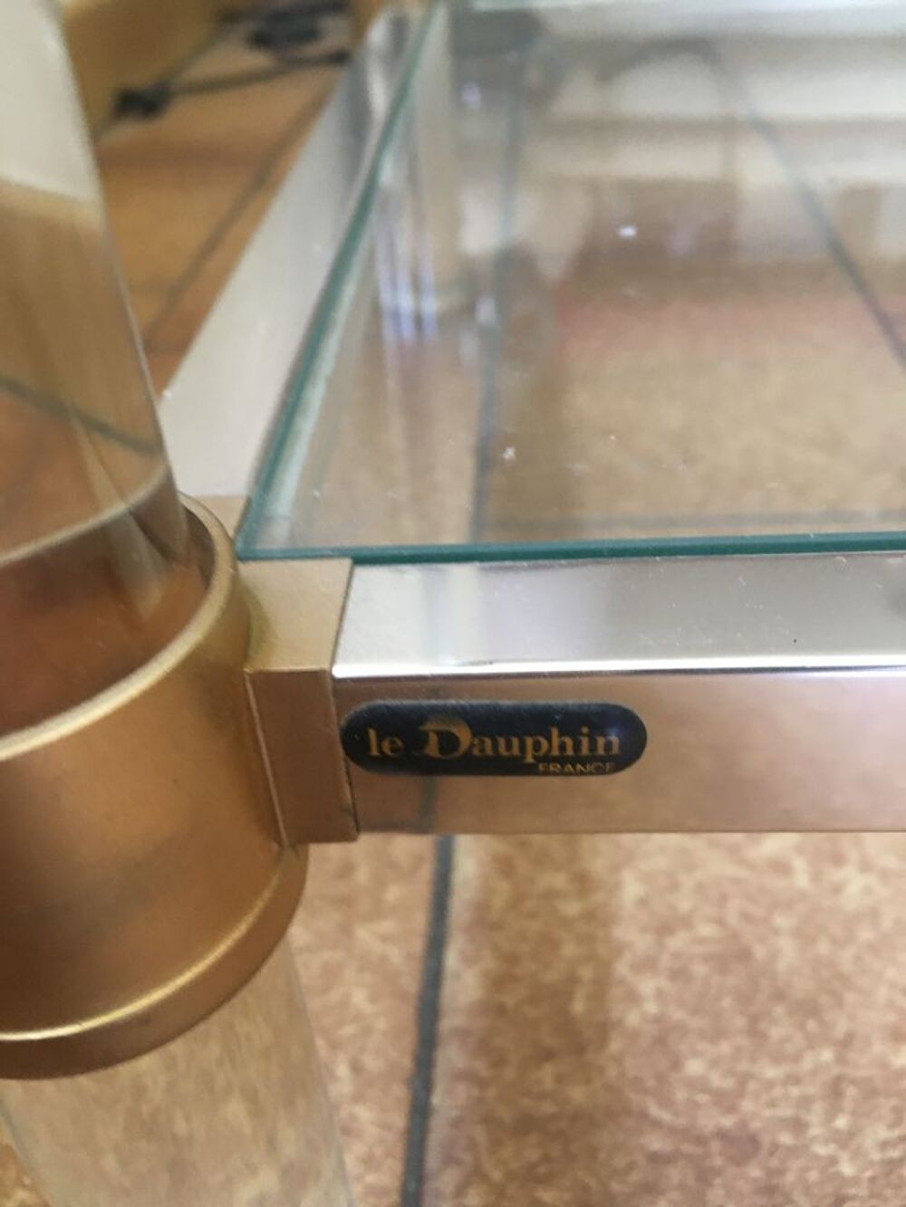 TABLE DOREE de la marque LE DAUPHIN avec 2 VITRES TEINTEES Meubles