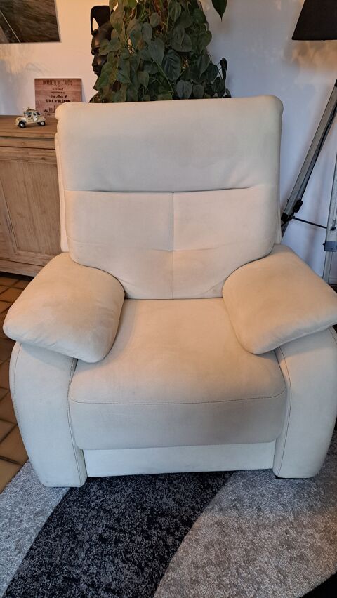 un canap et un fauteuil couleur ivoire 800 Saint-Astier (24)