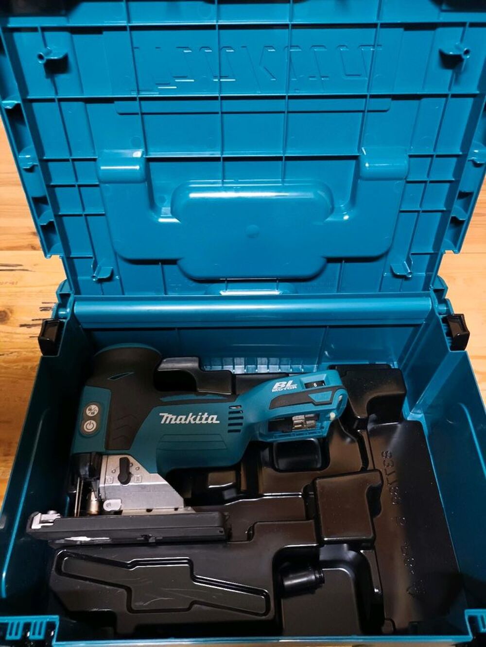 SCIE SAUTEUSE SANS FIL MAKITA
Bricolage