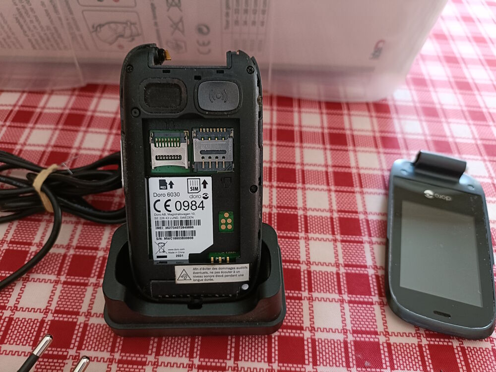 T&eacute;l&eacute;phone mobile Doro 6030 GRIS POUR PIECES AVEC SON CHARGEU Téléphones et tablettes