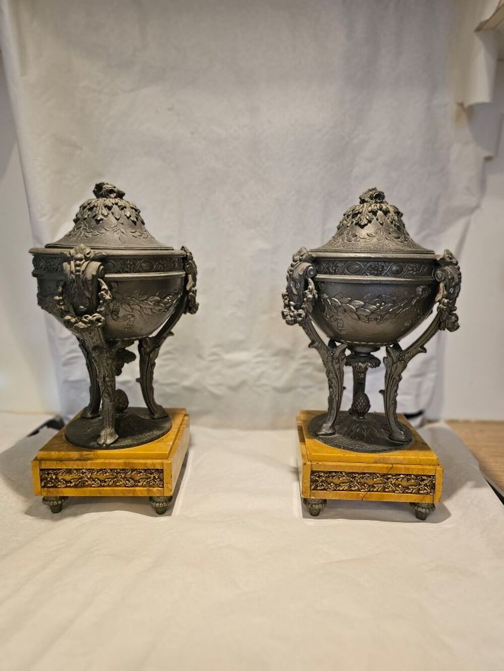 Garnitures de chemin&eacute;e (cassolettes) 