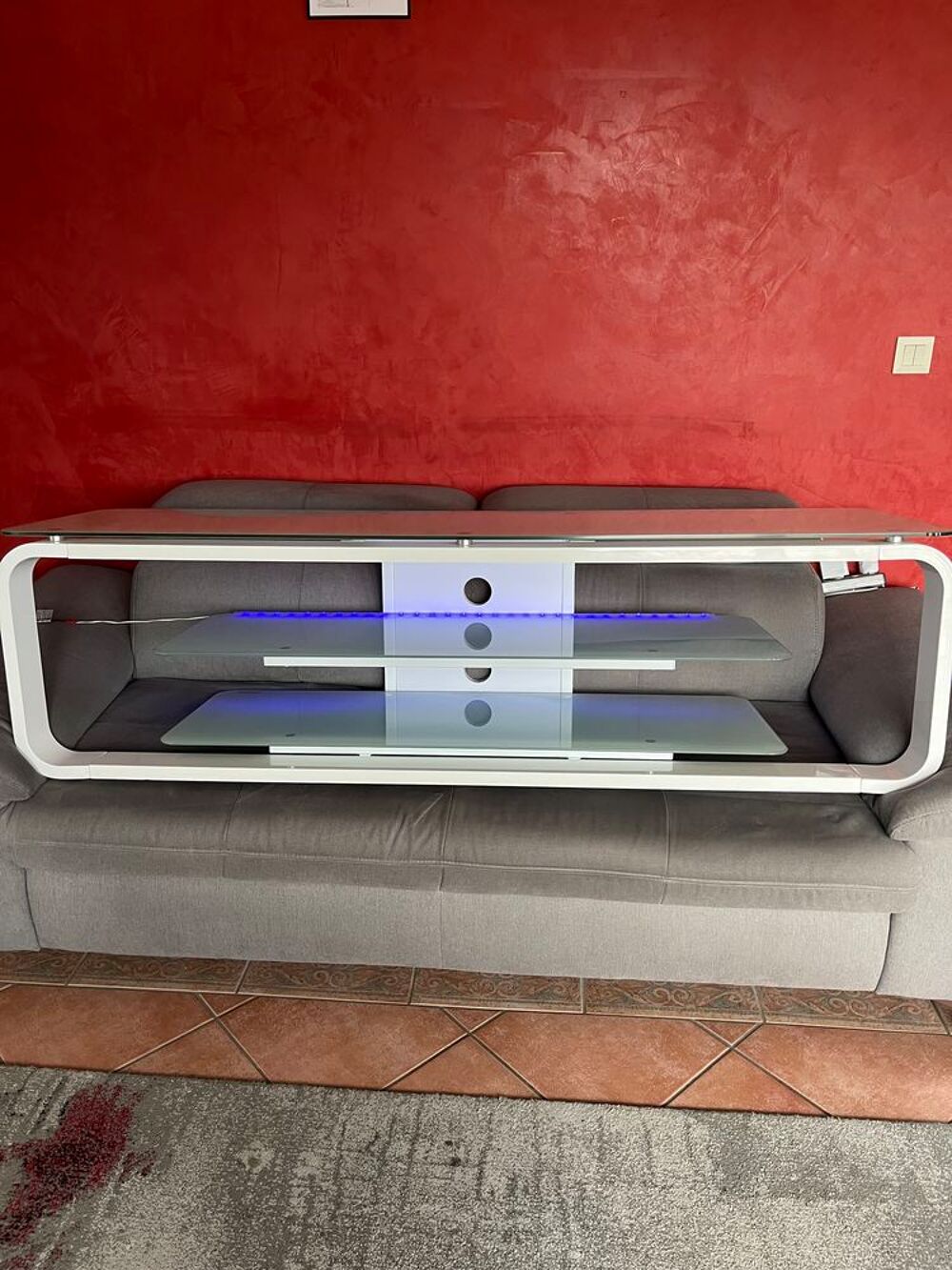 Meuble tv verre avec bande lumineuse bleu, tr&egrave;s bon &eacute;tat Meubles