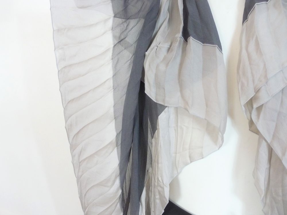 Foulard/ Echarpe Pliss&eacute; Gris et Ecru avec son Noeud Vêtements