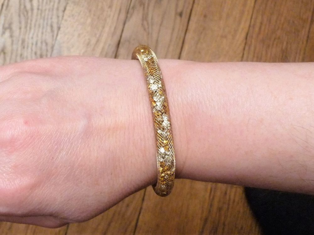 Bracelet Tube Dor&eacute; avec ses Strass Blanc et Fermoir Aimant&eacute; Bijoux et montres