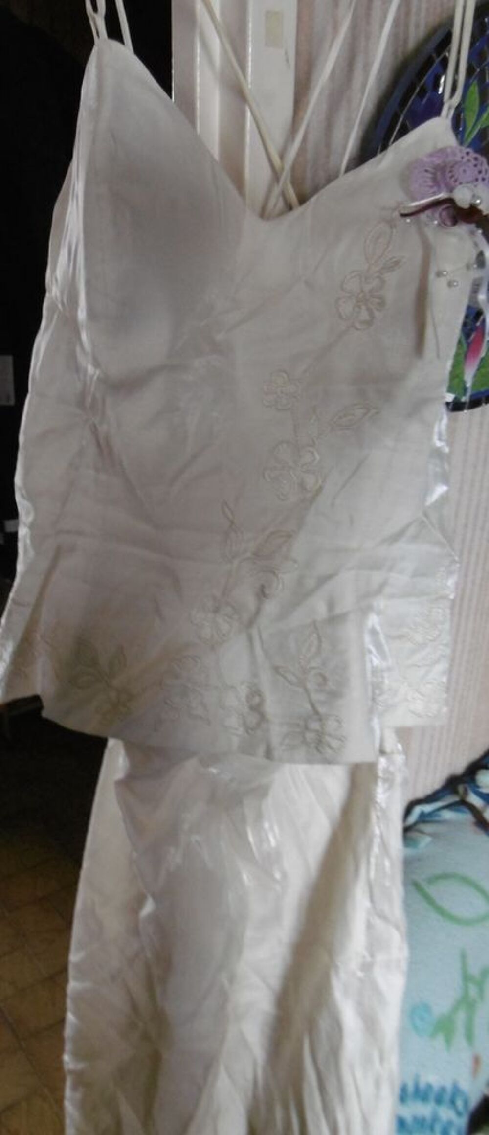 ensemble beige en satin, haut &agrave; bretelles et jupe longue Vêtements
