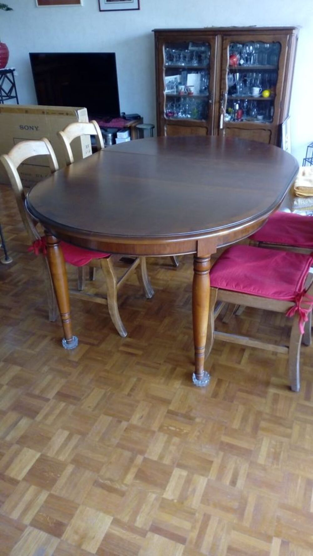 TRES , Table de s&eacute;jour et 4 chaises. Meubles
