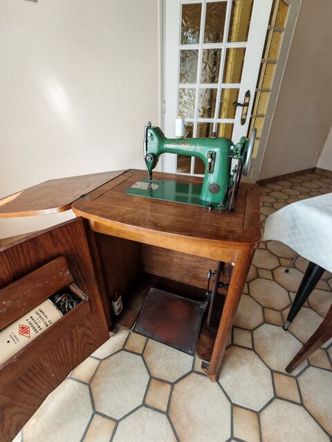 Machine à coudre mécanique verte avec meuble en bois Le Blanc-Mesnil (93)