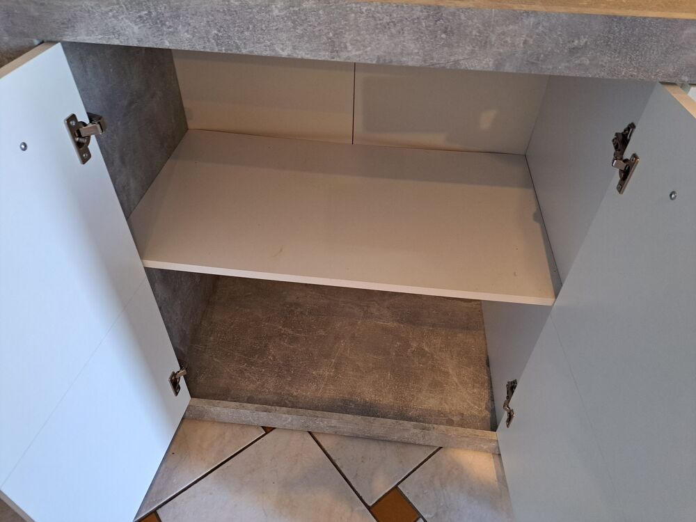 Beau meuble bas couleurs blanc/beton. Meubles