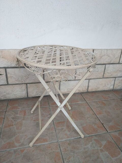 Petite table basse en fer forg� 22 Saint-Jean-du-Falga (09)