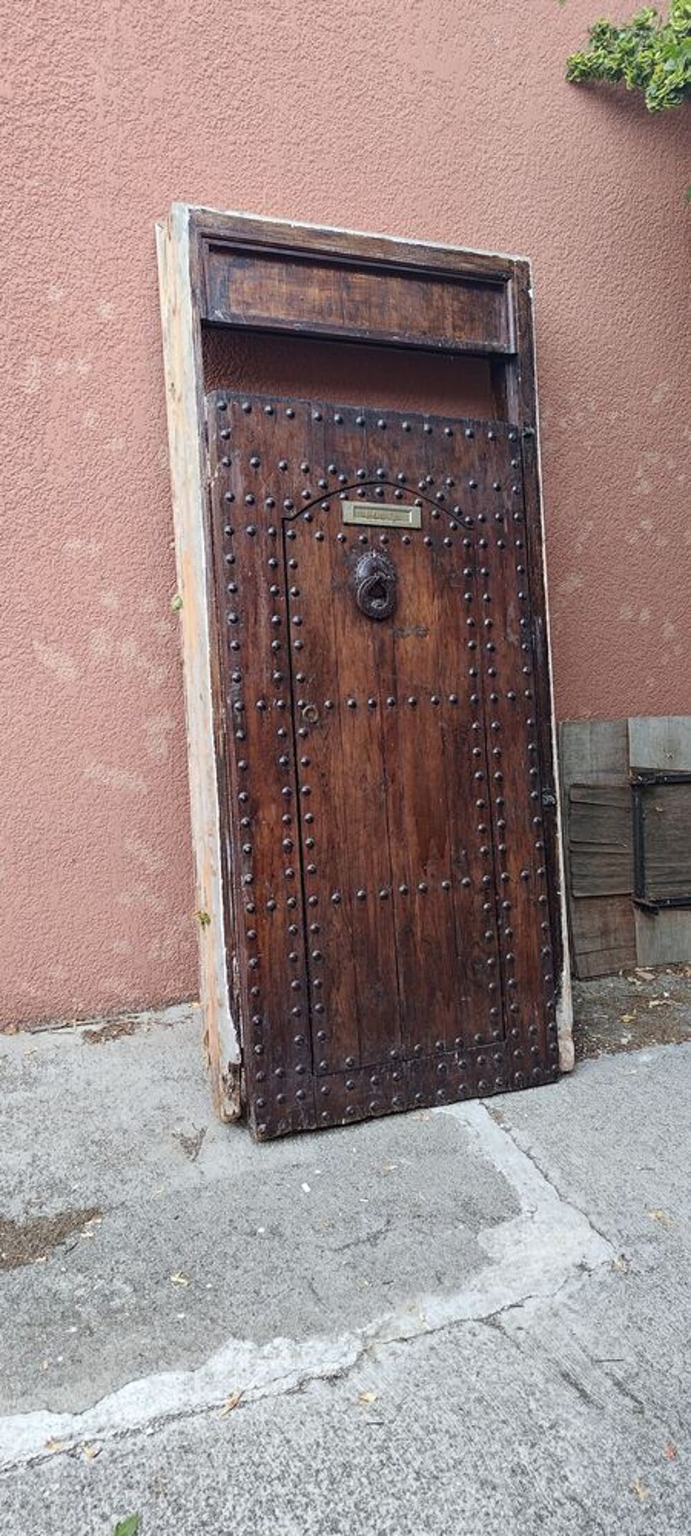 Porte ancienne bois massif clout&eacute;e teinte et vernie. Bricolage