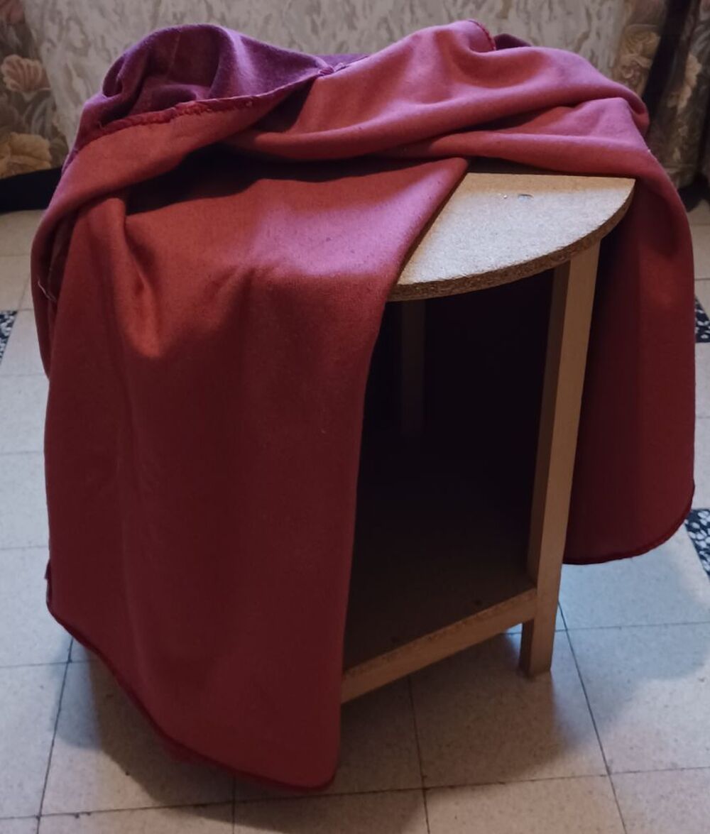 Petite table avec nappe velours Meubles
