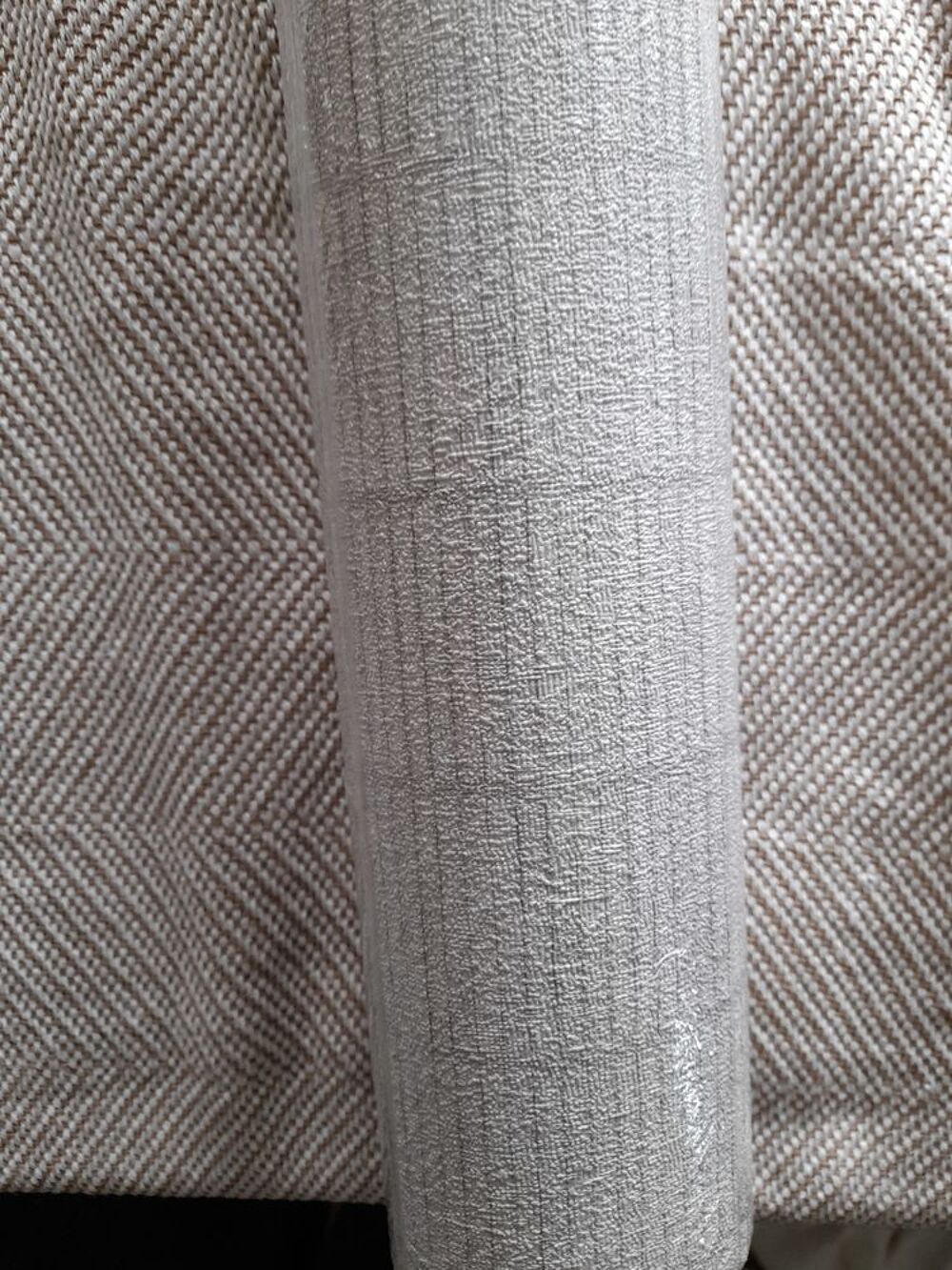 1 rouleaux de papier peint fond beige &agrave; rayures
Décoration