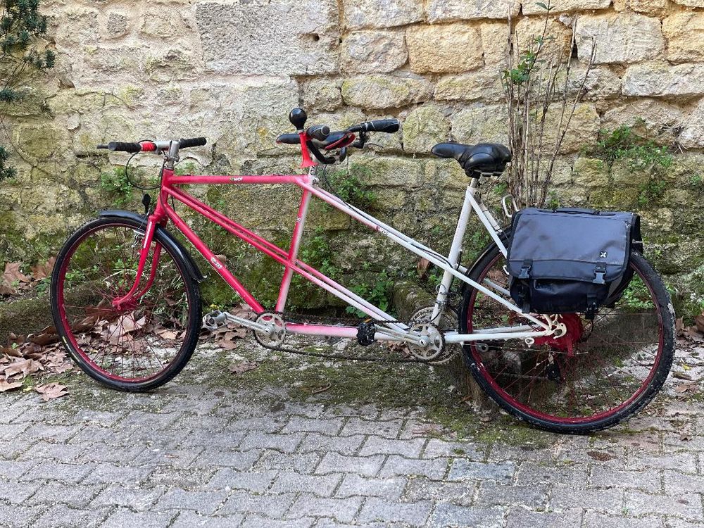 tandem ancien pr&ecirc;t &agrave; rouler. Vélos