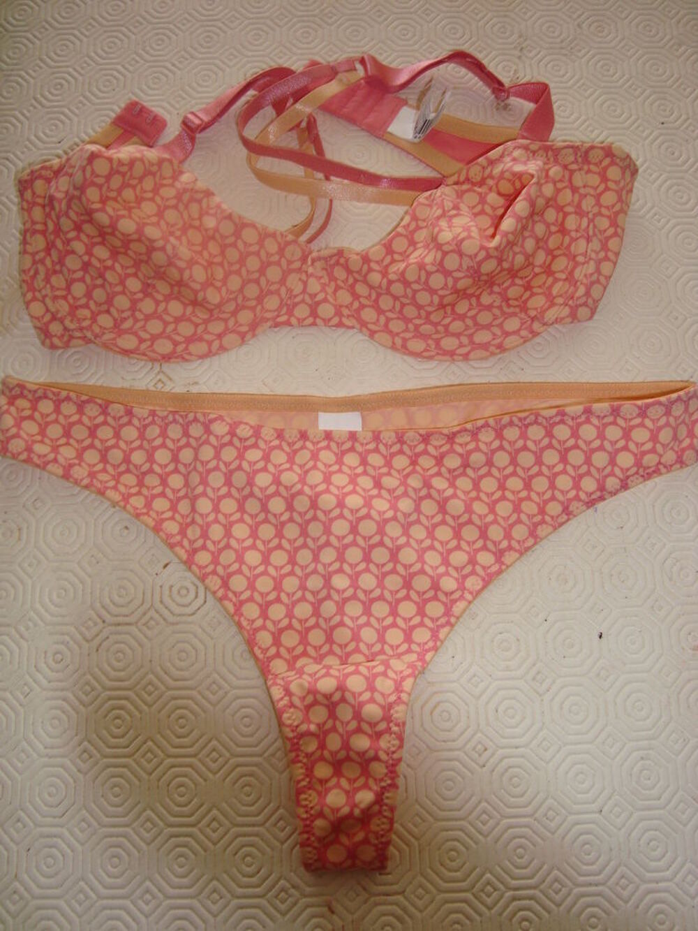 Ens lingerie S.G. 90C string 38/40 NEUF Vêtements