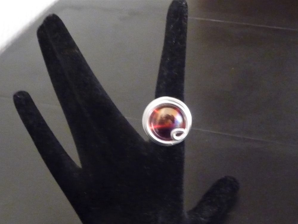 Bague Ronde en M&eacute;tal Argent&eacute; avec sa Bille de Verre Rouge Bijoux et montres