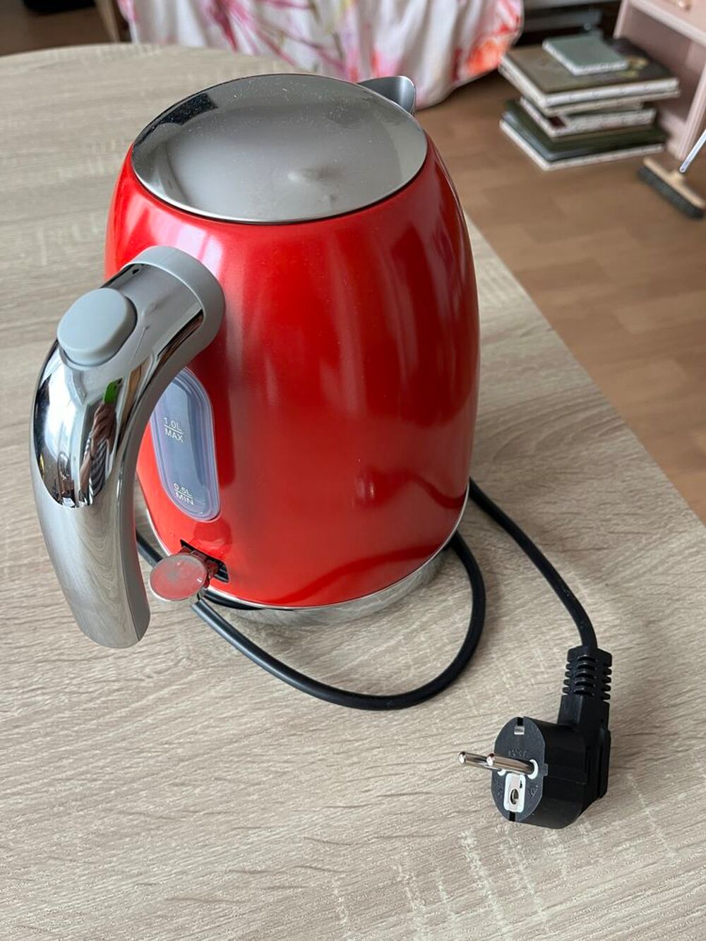 Bouilloire sans fil Essentiel EBLK rouge - 1 litre. Electroménager