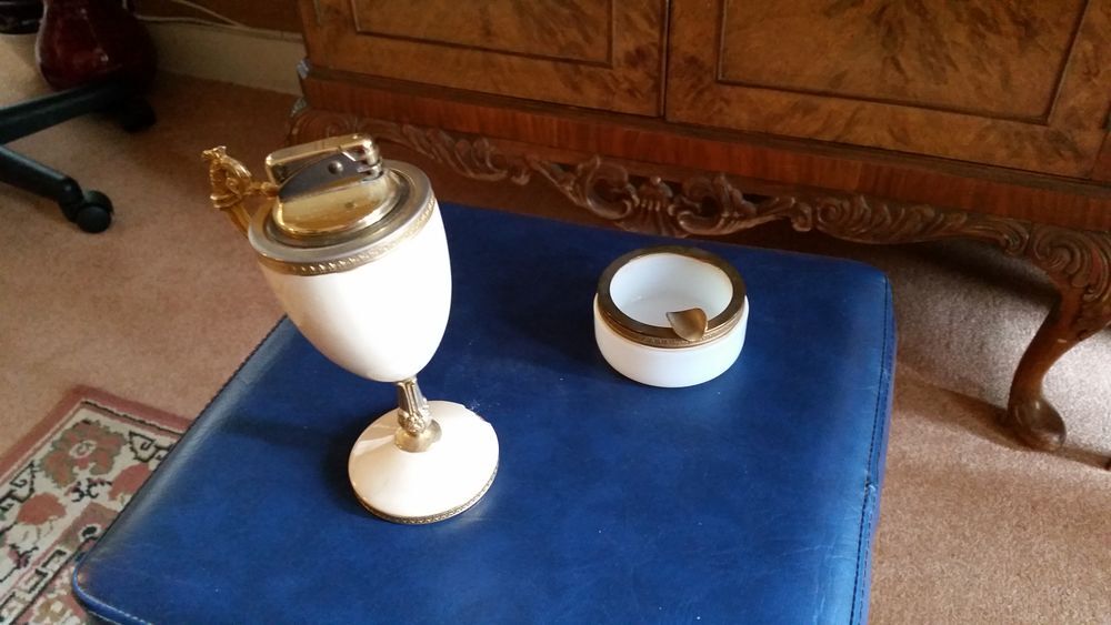Ensemble briquet et cendrier 