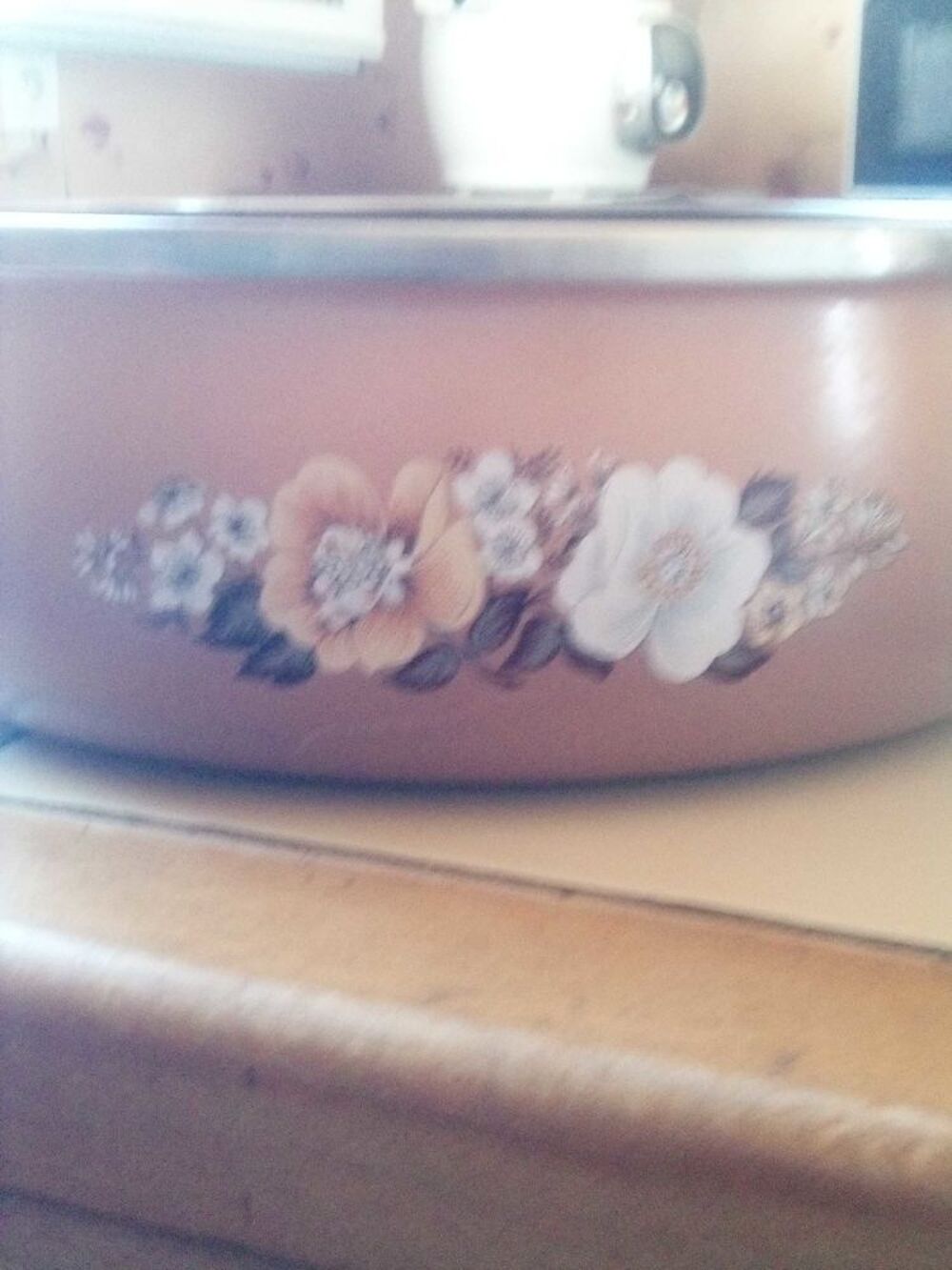 sauteuse vintage &agrave; motifs fleurs &eacute;maill&eacute;e, ann&eacute;es 70 Décoration
