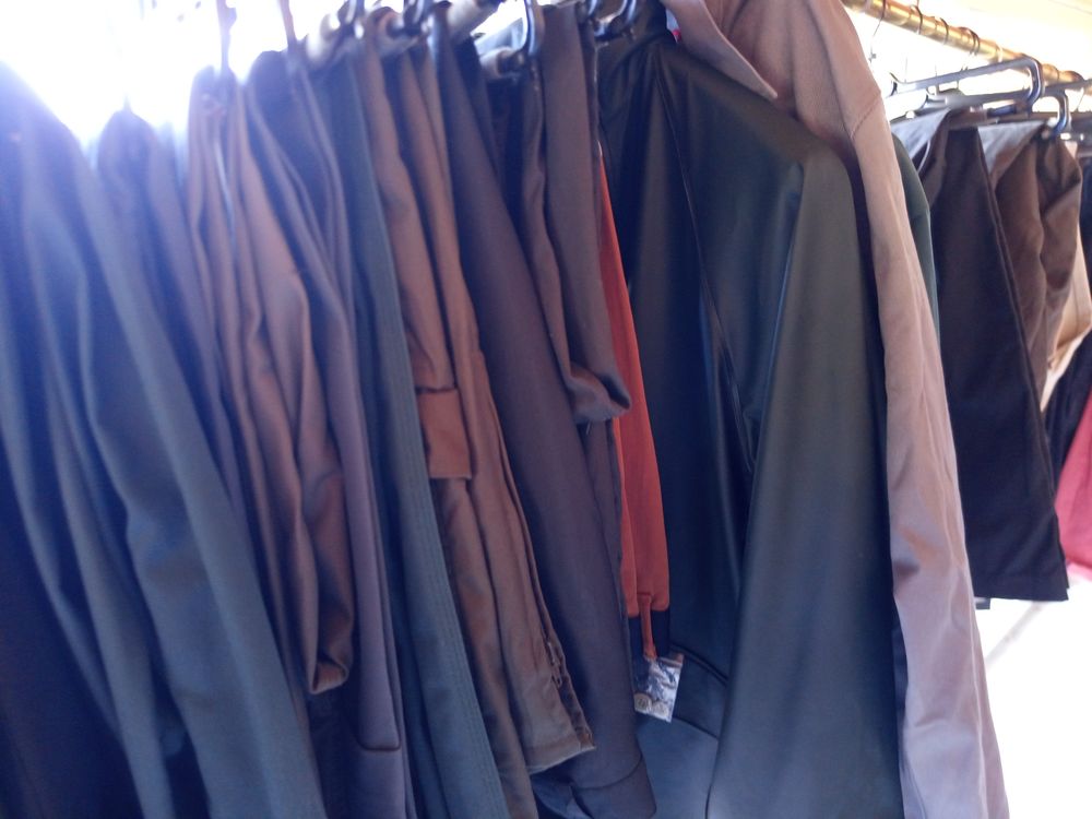 UN LOT DE VETEMENT NEUF 
Vêtements