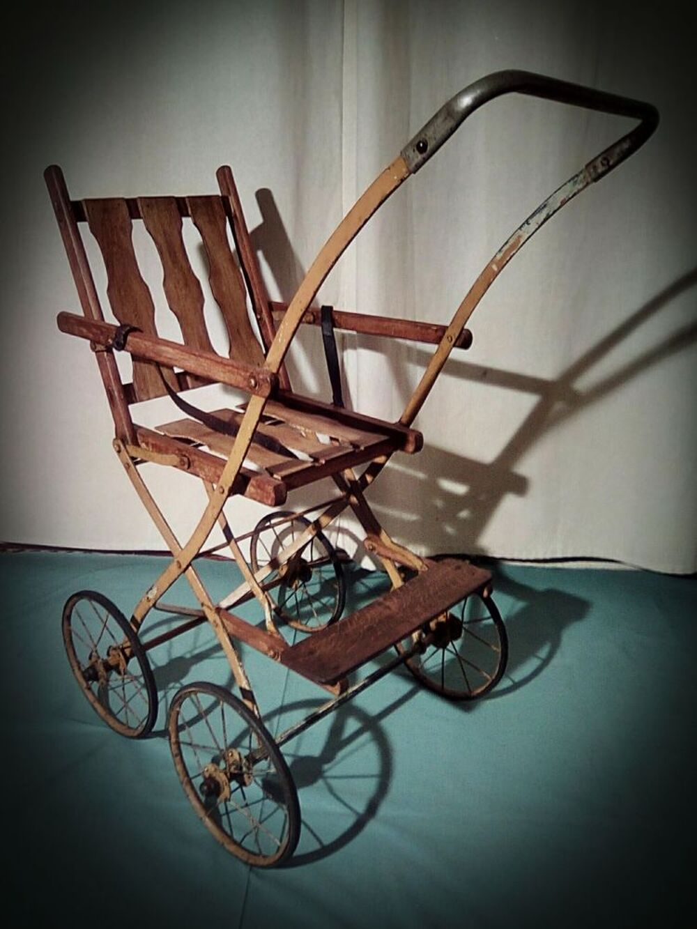 UNE POUSSETTE PLIANTE D'ENFANT ( ANCIENNE )
