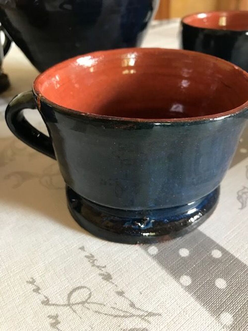 service &agrave; th&eacute; bleu fonc&eacute; en poterie landaise. Cuisine
