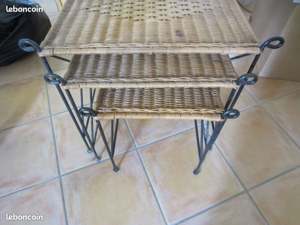 Lot 3 tables gigognes rotin et m&eacute;tal (A RENOVER) Meubles