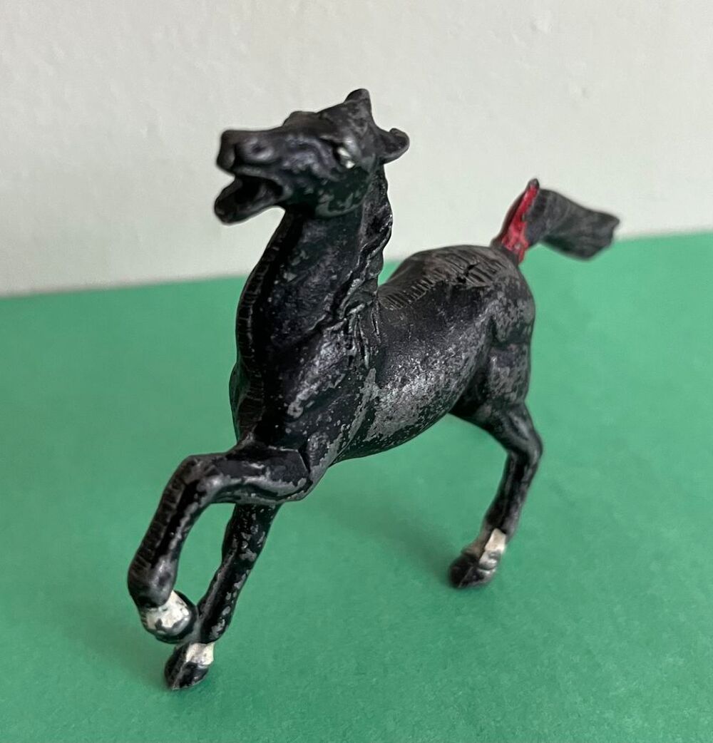 Figurine CHEVAL en m&eacute;tal peint 