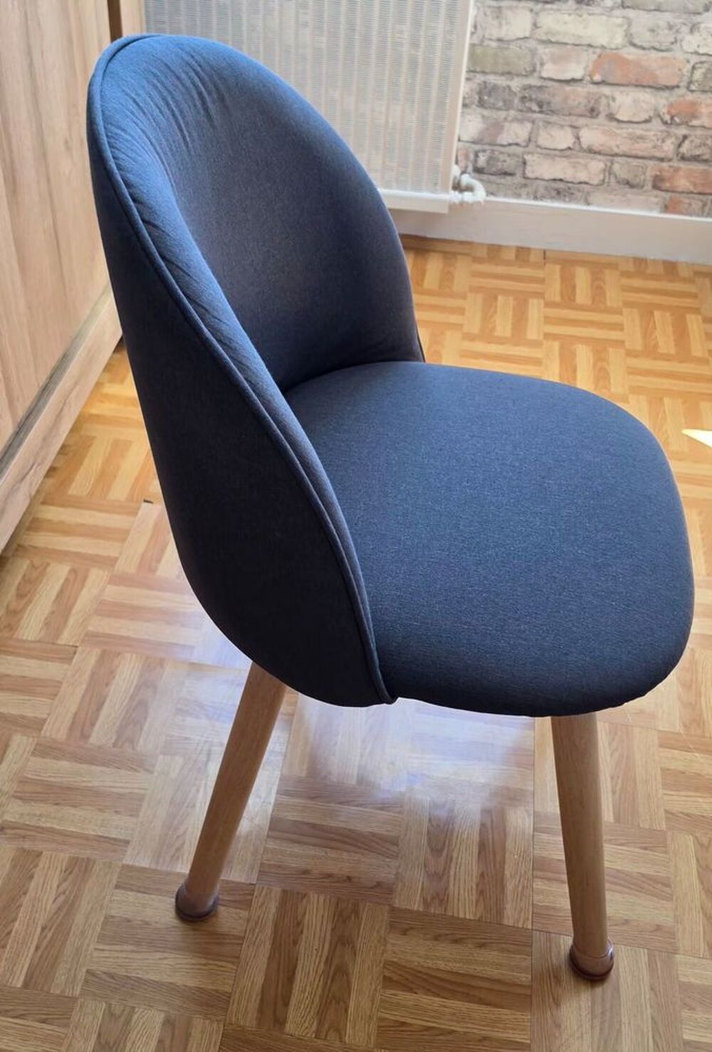 2 CHAISES TYPE SCANDINAVE
achet&eacute;es chez ALINEA Meubles