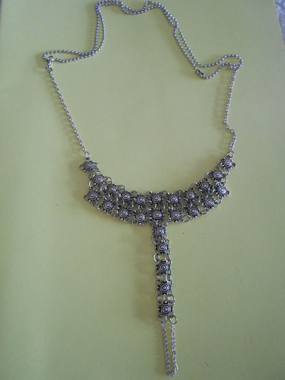 CHAINE AVEC PARURE
Bijoux et montres