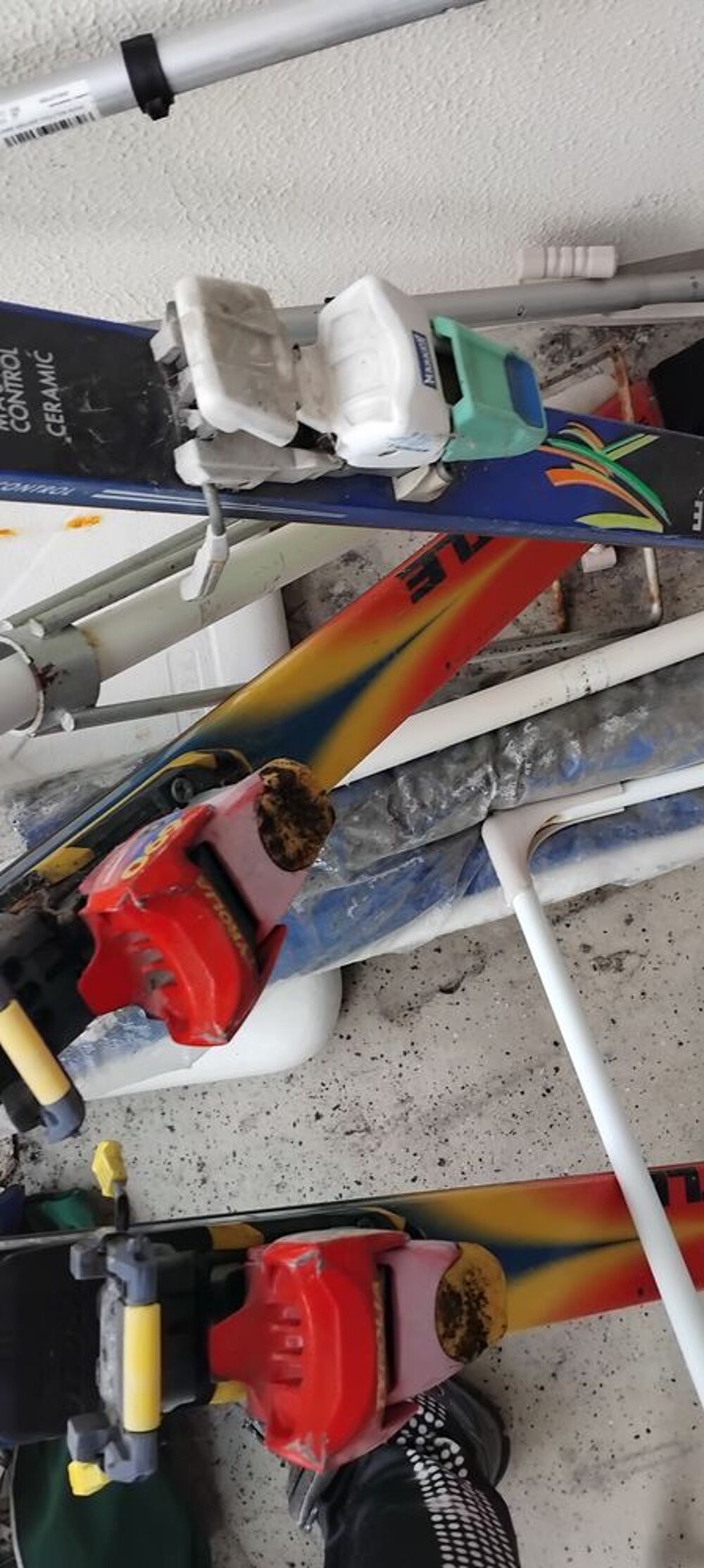 deux paires de skis Sports