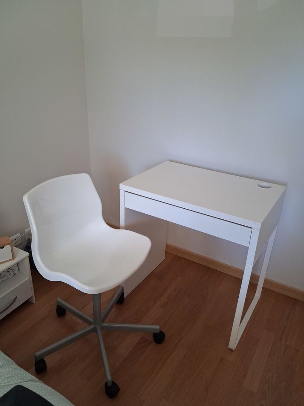 Bureau enfant et chaise a roulettes reglables Meubles