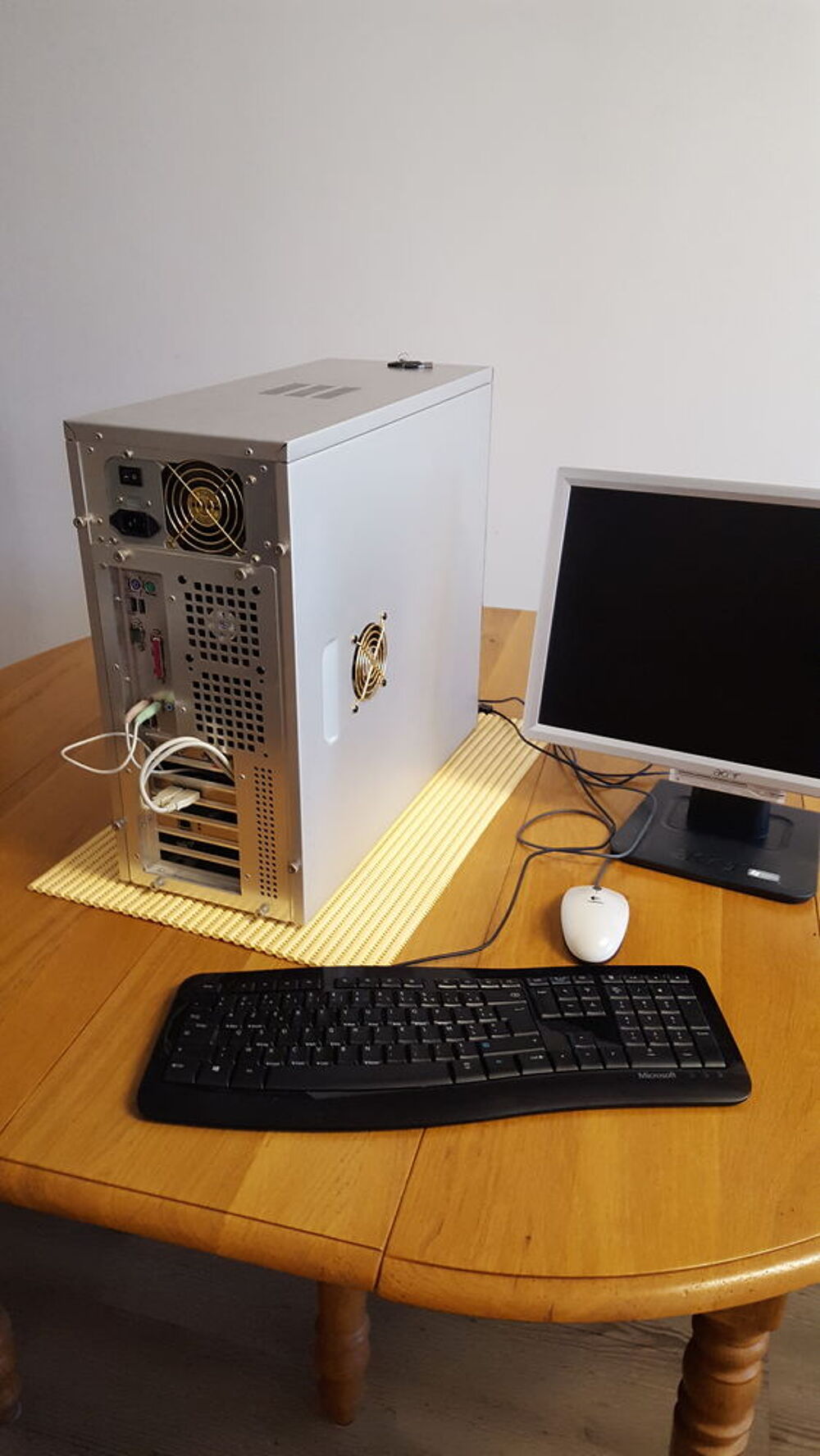 PC TOUR ALU, ECRAN, CLAVIER &amp; SOURIS
Matériel informatique
