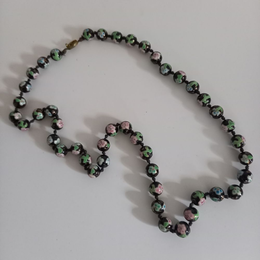 perles, motif fleur, cloisonn&eacute;es mont&eacute;es en collier 45 perle Bijoux et montres