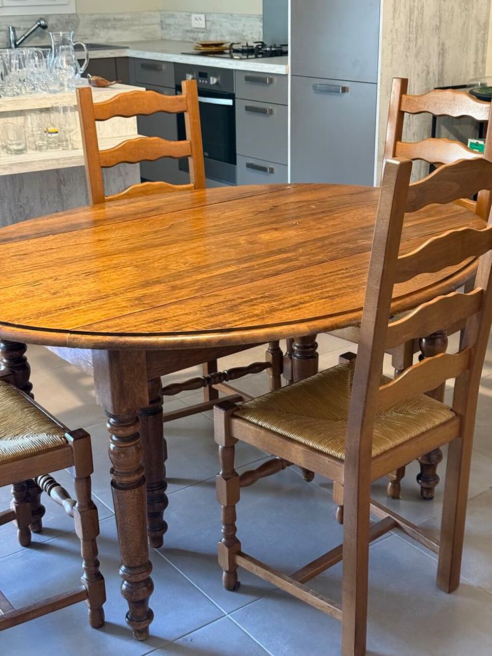 Jolie table ovale en noyer avec 4 ralonges et 6 chaises.
Meubles