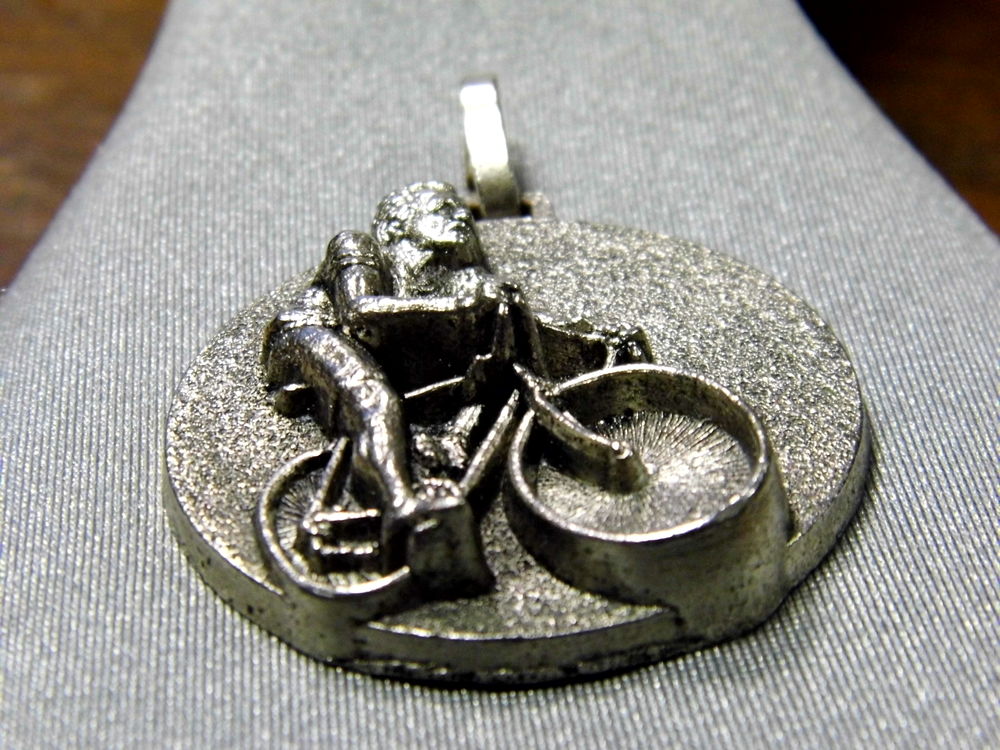 Medaille porte cl&eacute;s porte clef Gravelines DEPECKER cycle velo ancien bicyclette 