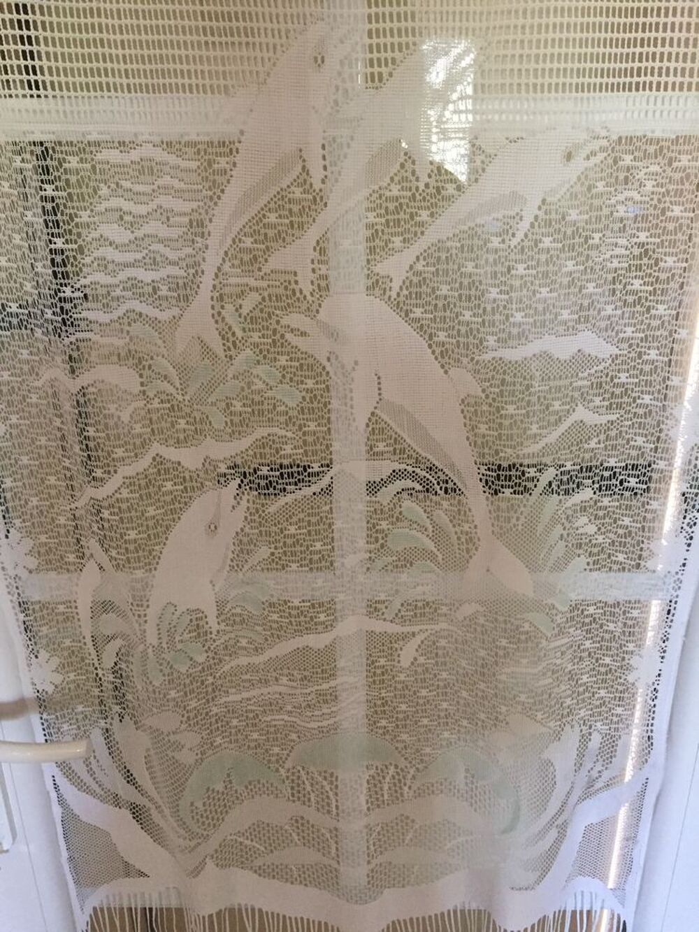 Un rideau blanc ayant comme motifs des dauphins Dcoration