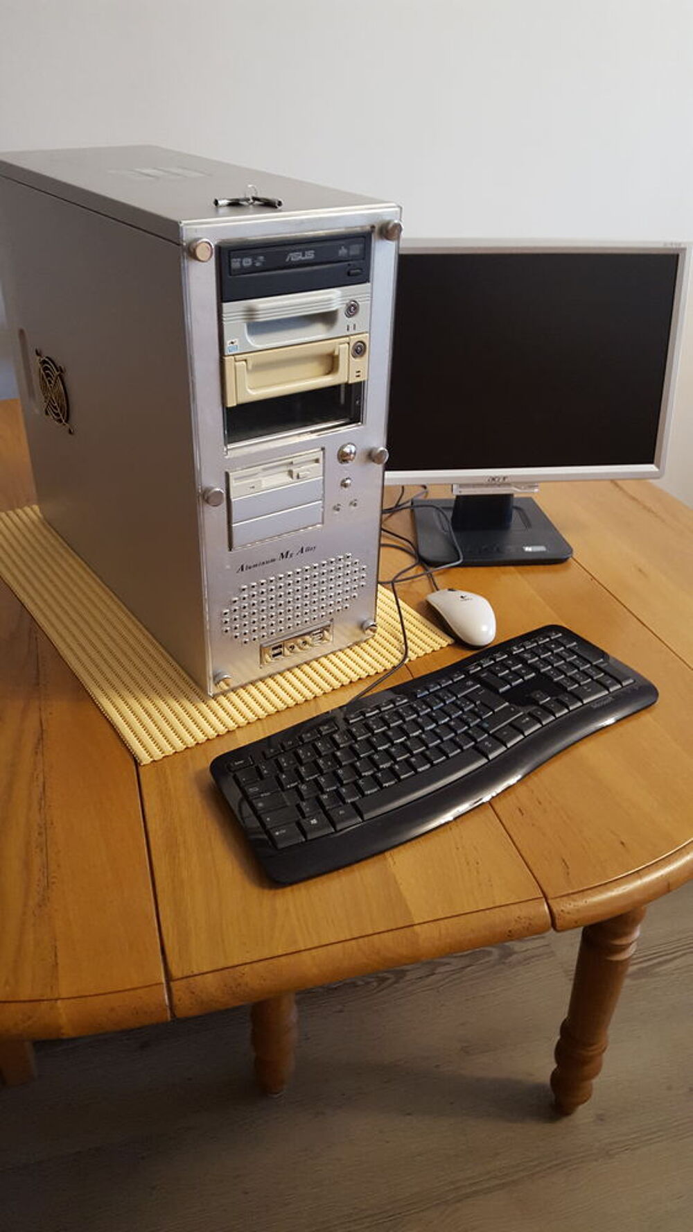 PC TOUR ALU, ECRAN, CLAVIER &amp; SOURIS
Matériel informatique