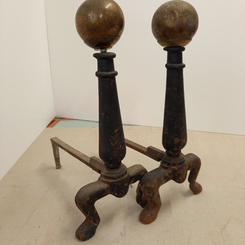 Paire de chenets en acier et boule en laiton 19 i&egrave;me Décoration