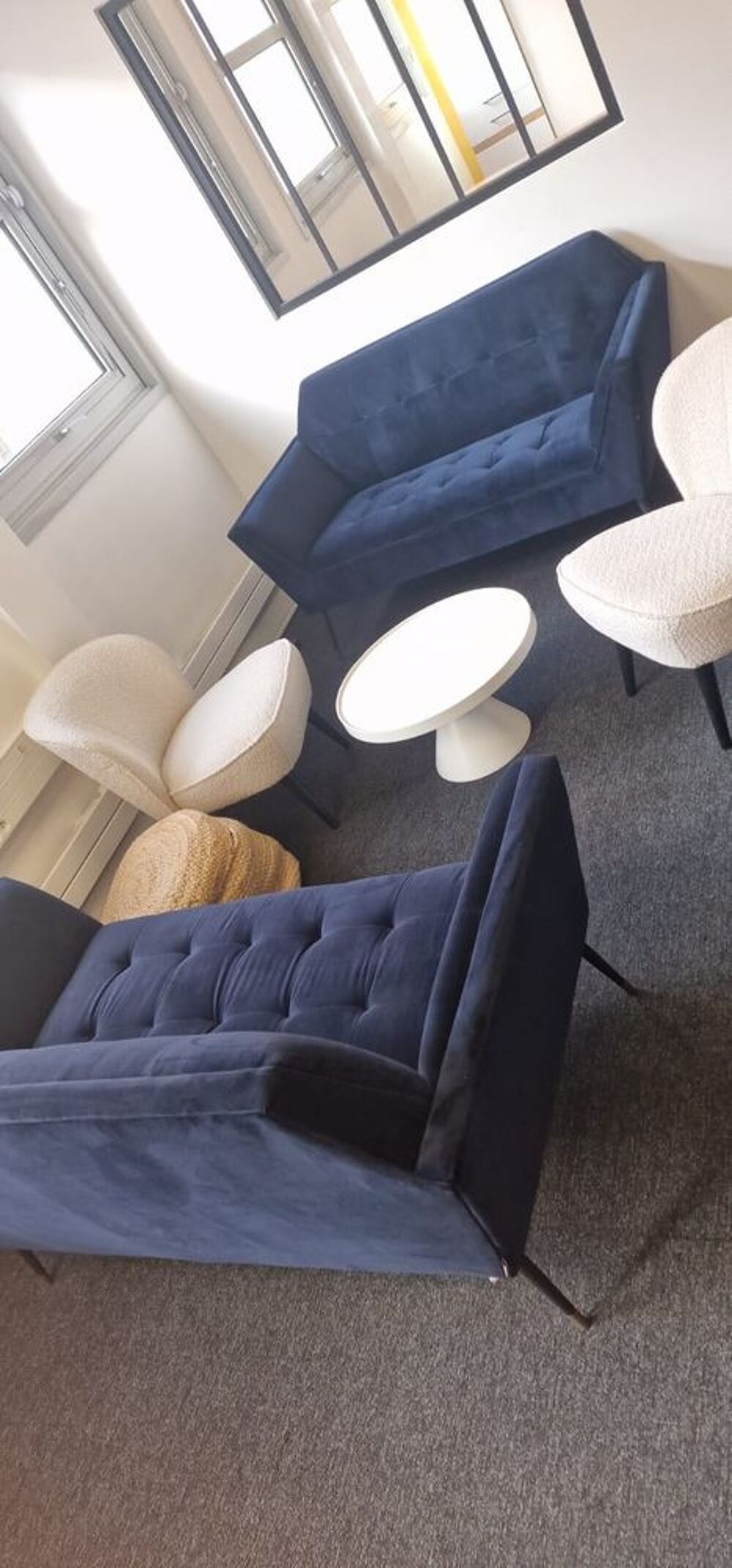 Salon avec 2 Canap&eacute; 2 places en velours bleu + 2 fauteuils et une table basse Meubles