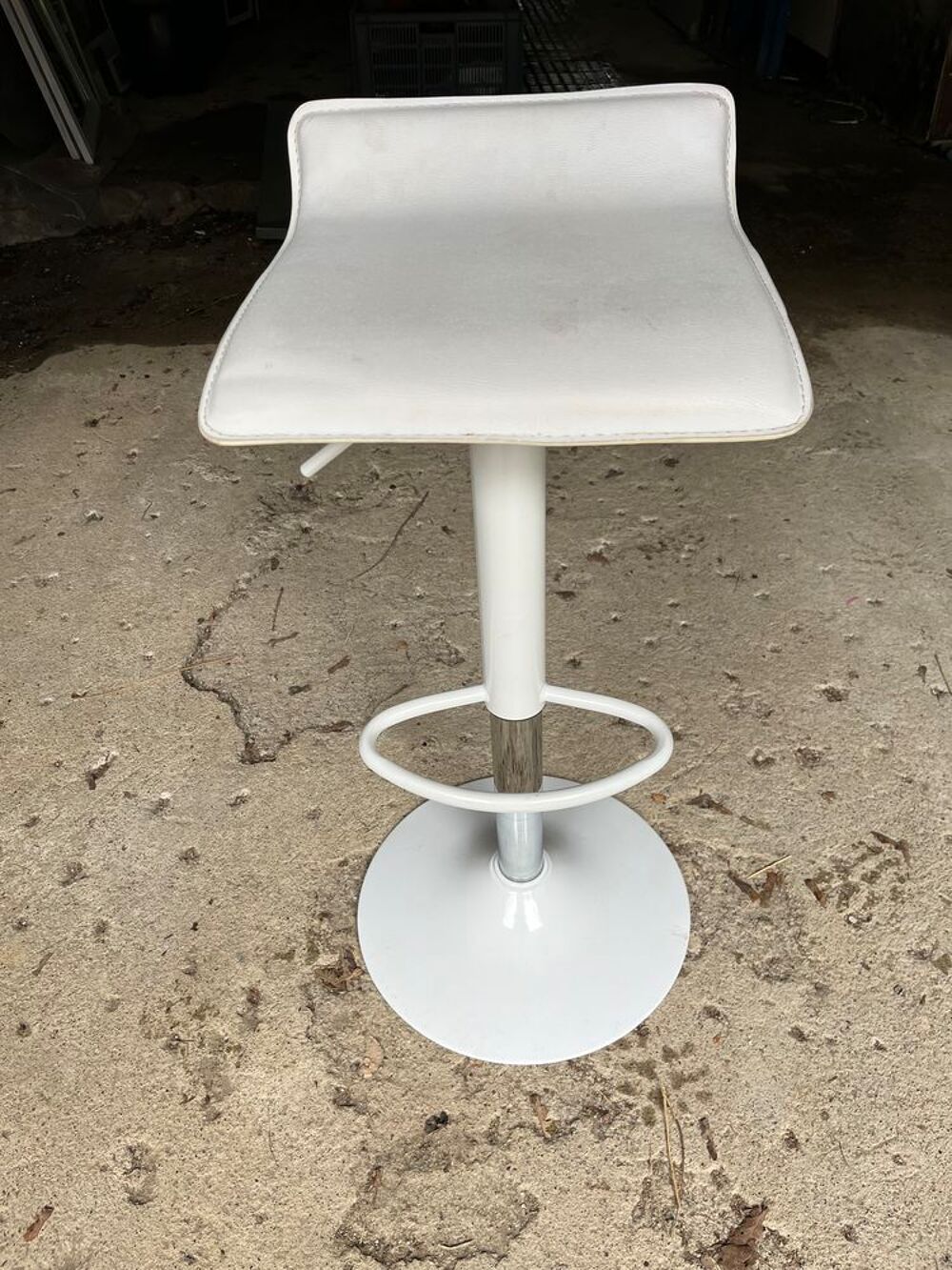 2 tabourets de bar en cuir blanc sur pied rond Meubles