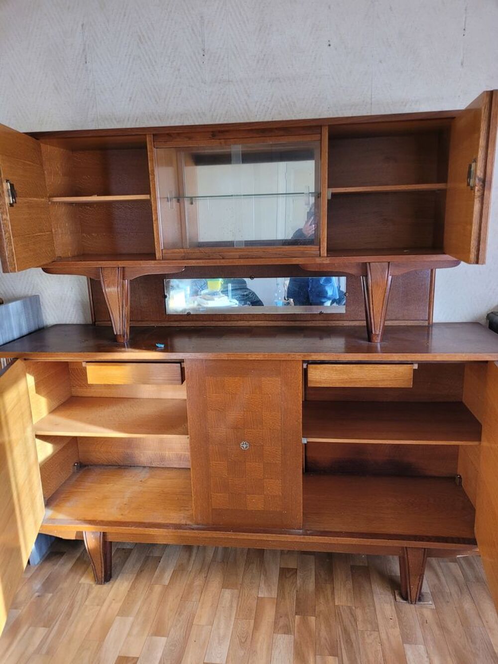 Buffet en bois sculpt&eacute; avec vitrines Meubles
