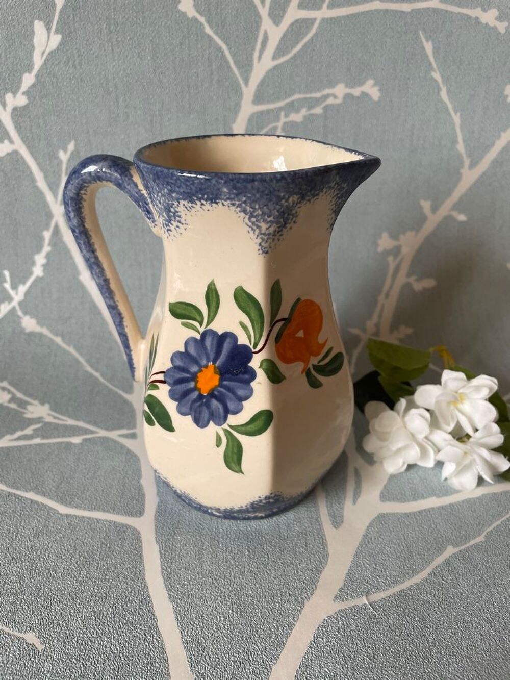 joli Vase ou Pichet peint &agrave; la main Décoration