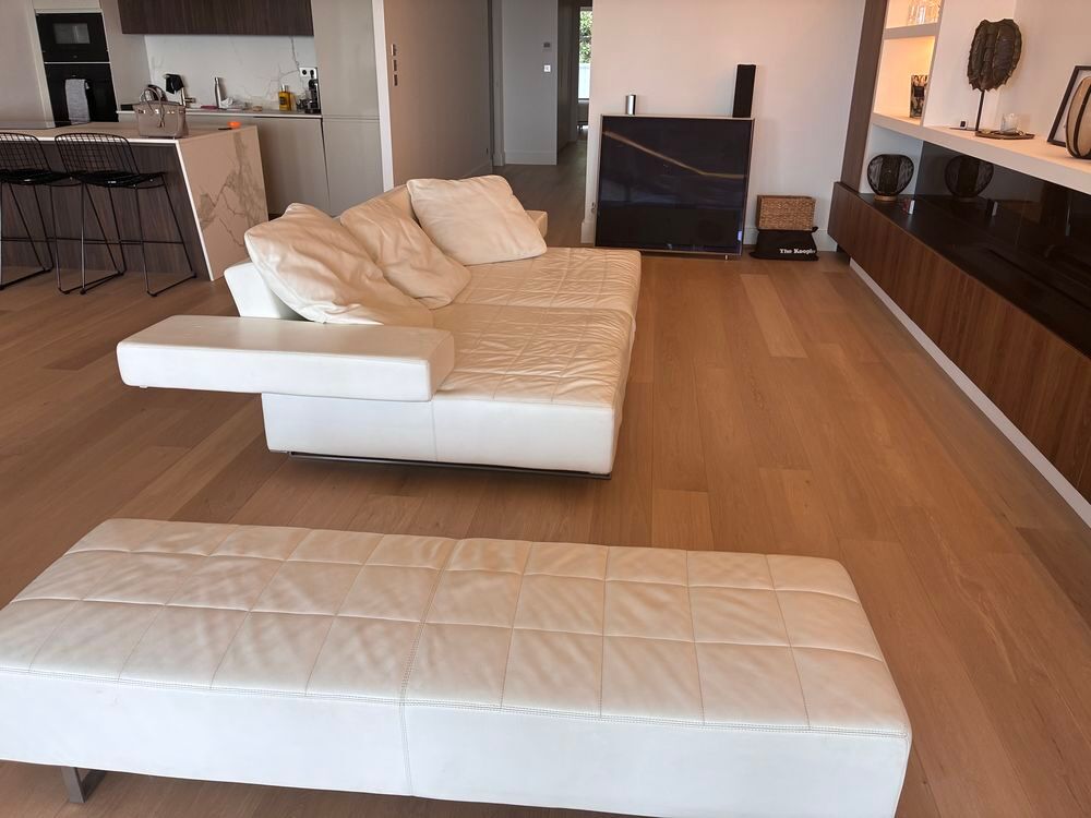 Canap&eacute; et m&eacute;ridienne en cuir blanc marqu&eacute; ARKETIPO Meubles