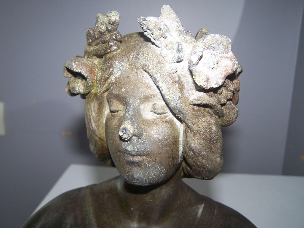 BUSTE DE FEMME 