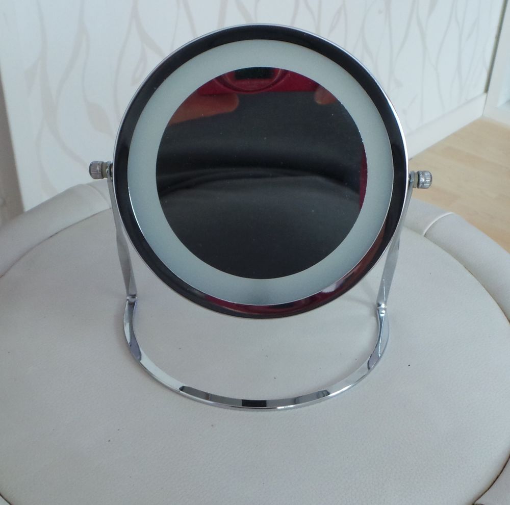 MIROIR Lumineux GROSSISSANT Décoration